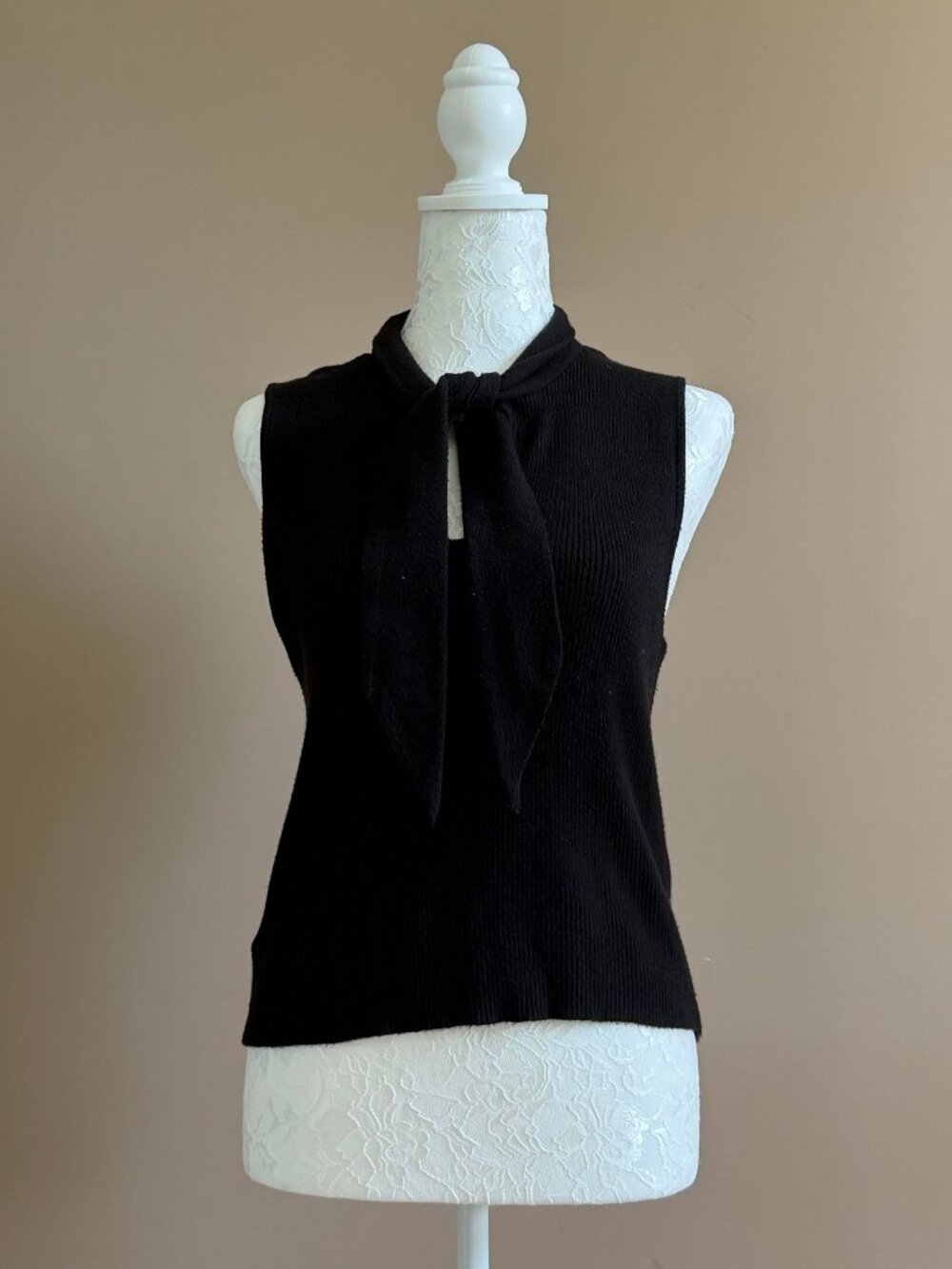 BCBGMAXAZRIA black sweater vest size L.